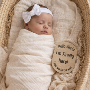 Newborn gift box with knot headband